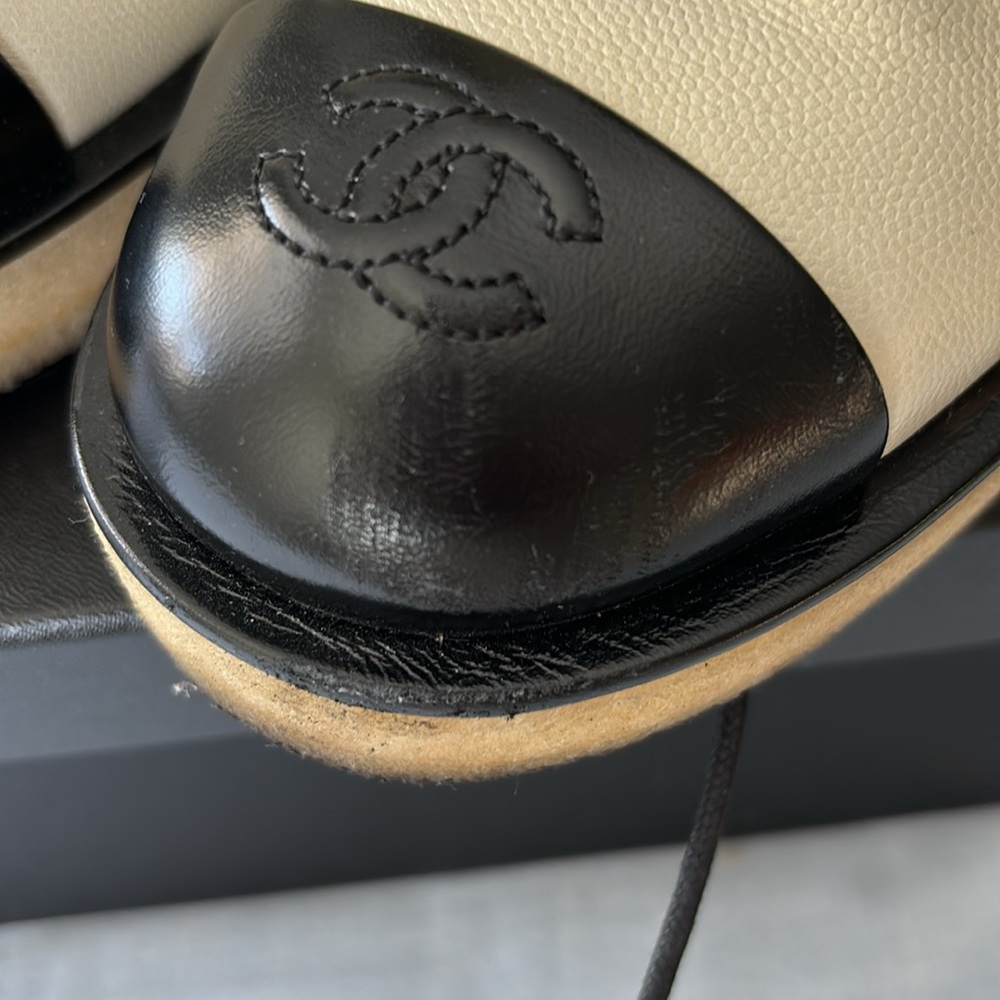 Cream and black tie up Chanel boot - Picture 5 of 11